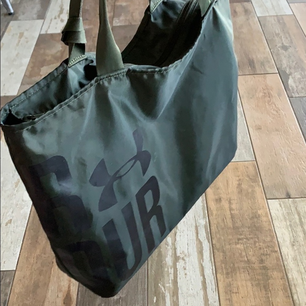 Under Armour gym bag camo free zip closure